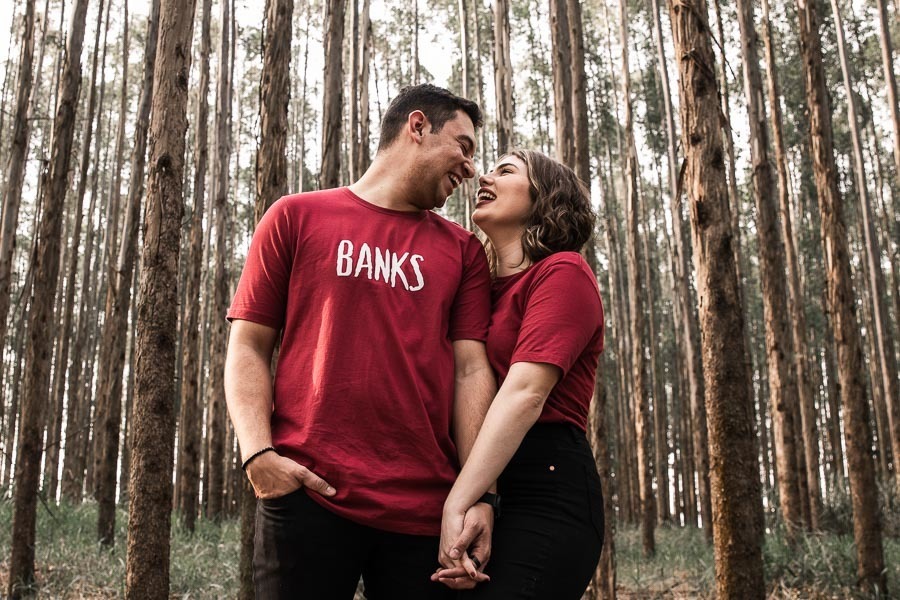 LINDO ENSAIO DE CASAL REALIZADO EM PLANTACAO DE EUCALIPTO EM MANDAGUACU PARANA PELO FOTOGRAFO LUCAS DREHER E PELA FOTOGRAFA ALINE DREHER COM UM CASAL SUPER CONECTADO E FELIZ SUPER RISONHO ALEGRE ANIMADO CHEIO DE AMOR