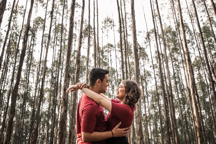 LINDO ENSAIO DE CASAL REALIZADO EM PLANTACAO DE EUCALIPTO EM MANDAGUACU PARANA PELO FOTOGRAFO LUCAS DREHER E PELA FOTOGRAFA ALINE DREHER COM UM CASAL SUPER CONECTADO E FELIZ SUPER RISONHO ALEGRE ANIMADO CHEIO DE AMOR