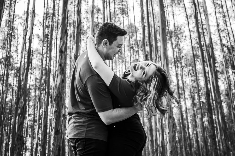 LINDO ENSAIO DE CASAL REALIZADO EM PLANTACAO DE EUCALIPTO EM MANDAGUACU PARANA PELO FOTOGRAFO LUCAS DREHER E PELA FOTOGRAFA ALINE DREHER COM UM CASAL SUPER CONECTADO E FELIZ SUPER RISONHO ALEGRE ANIMADO CHEIO DE AMOR