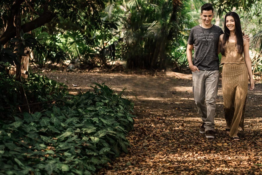 ENSAIO DE CASAL PRE WEDDING OU PRE CASAMENTO REALIZADO EM MARIALVA PARANA NO ESPACO NATUREZA