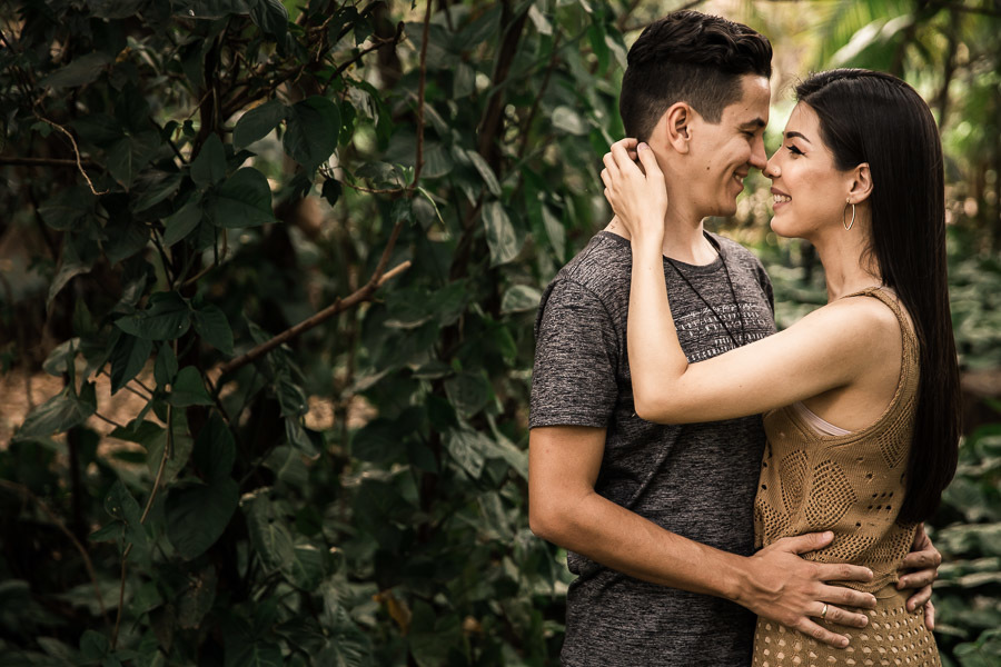 ENSAIO DE CASAL PRE WEDDING OU PRE CASAMENTO REALIZADO EM MARIALVA PARANA NO ESPACO NATUREZA