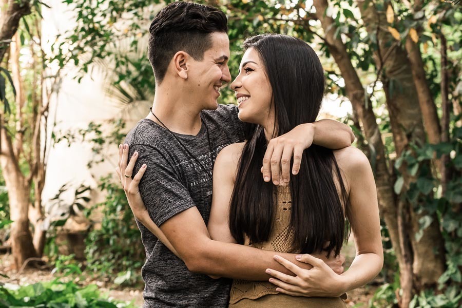 ENSAIO DE CASAL PRE WEDDING OU PRE CASAMENTO REALIZADO EM MARIALVA PARANA NO ESPACO NATUREZA