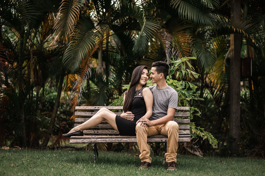 ENSAIO DE CASAL PRE WEDDING OU PRE CASAMENTO REALIZADO EM MARIALVA PARANA NO ESPACO NATUREZA