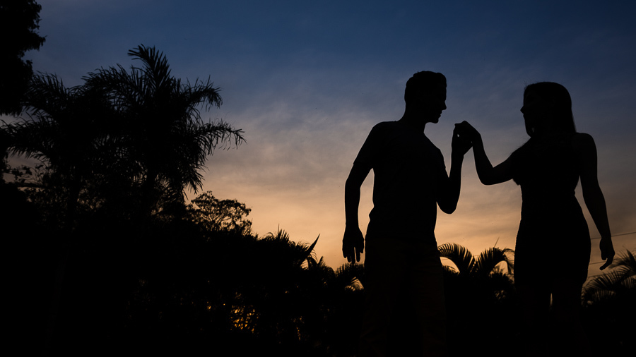 ENSAIO DE CASAL PRE WEDDING OU PRE CASAMENTO REALIZADO EM MARIALVA PARANA NO ESPACO NATUREZA