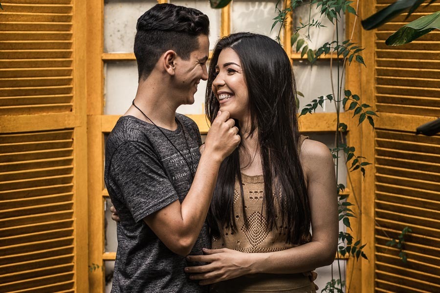 ENSAIO DE CASAL PRE WEDDING OU PRE CASAMENTO REALIZADO EM MARIALVA PARANA NO ESPACO NATUREZA