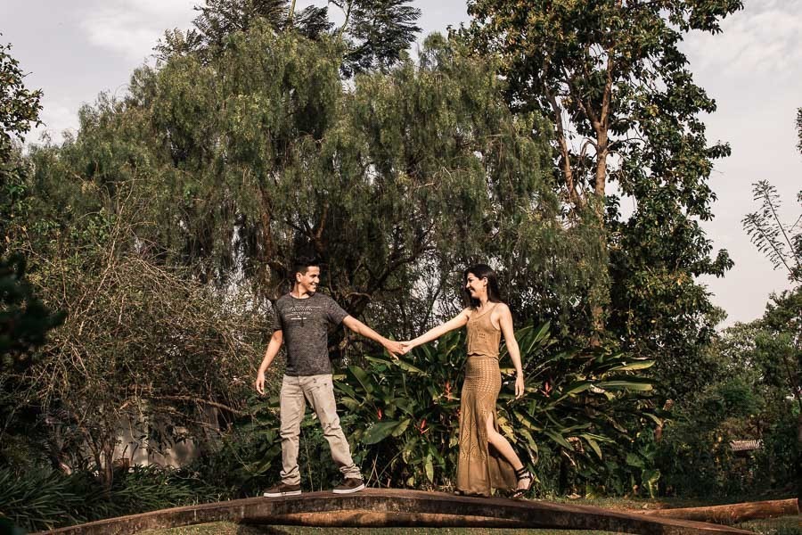 ENSAIO DE CASAL PRE WEDDING OU PRE CASAMENTO REALIZADO EM MARIALVA PARANA NO ESPACO NATUREZA