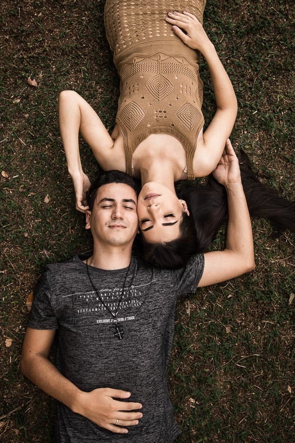 ENSAIO DE CASAL PRE WEDDING OU PRE CASAMENTO REALIZADO EM MARIALVA PARANA NO ESPACO NATUREZA