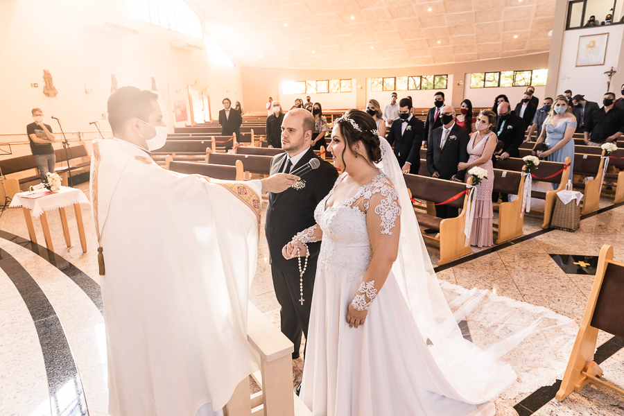 CERIMONIA DE CASAMENTO CATOLICA REALIZADA NA PAROQUIA SANTA JOAQUINA DE VEDRUNA EM MARINGA PARANA E FOTOGRAFADA POR LUCAS DREHER E ALINE DREHER, OS DOIS SÃO PROFESSORES DE HISTORIA