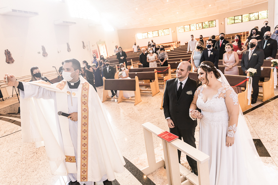 CERIMONIA DE CASAMENTO CATOLICA REALIZADA NA PAROQUIA SANTA JOAQUINA DE VEDRUNA EM MARINGA PARANA E FOTOGRAFADA POR LUCAS DREHER E ALINE DREHER, OS DOIS SÃO PROFESSORES DE HISTORIA