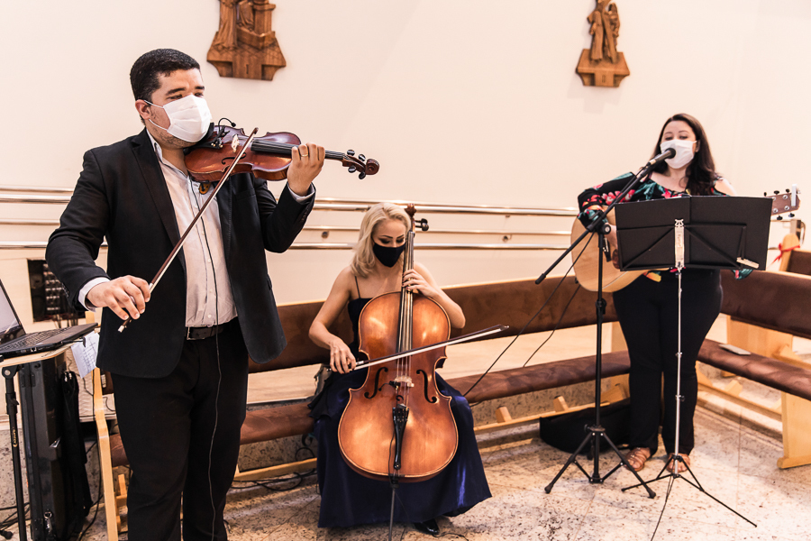 CASAMENTO CATOLICO REALIZADO DURANTE A PANDEMIA DO COVID 19 NA PAROQUIA SANTA JOAQUINA DE VEDRUNA EM MARINGA NO PARANA FOTOGRAFADOS POR LUCAS DREHER E ALINE DREHER