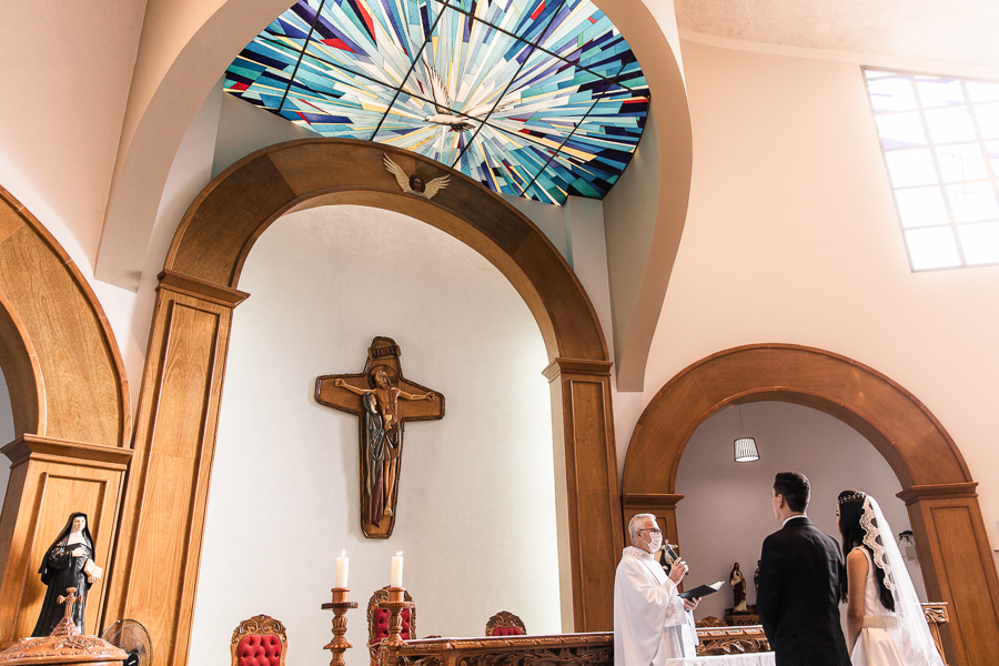 CASAMENTO CATOLICO REALIZADO DURANTE A PANDEMIA DO COVID 19 NA PAROQUIA SANTA JOAQUINA DE VEDRUNA EM MARINGA NO PARANA FOTOGRAFADOS POR LUCAS DREHER E ALINE DREHER