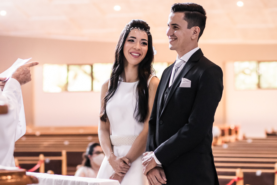 CASAMENTO CATOLICO REALIZADO DURANTE A PANDEMIA DO COVID 19 NA PAROQUIA SANTA JOAQUINA DE VEDRUNA EM MARINGA NO PARANA FOTOGRAFADOS POR LUCAS DREHER E ALINE DREHER