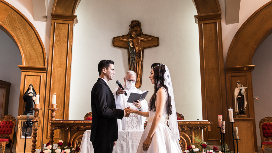 CASAMENTO CATOLICO REALIZADO DURANTE A PANDEMIA DO COVID 19 NA PAROQUIA SANTA JOAQUINA DE VEDRUNA EM MARINGA NO PARANA FOTOGRAFADOS POR LUCAS DREHER E ALINE DREHER
