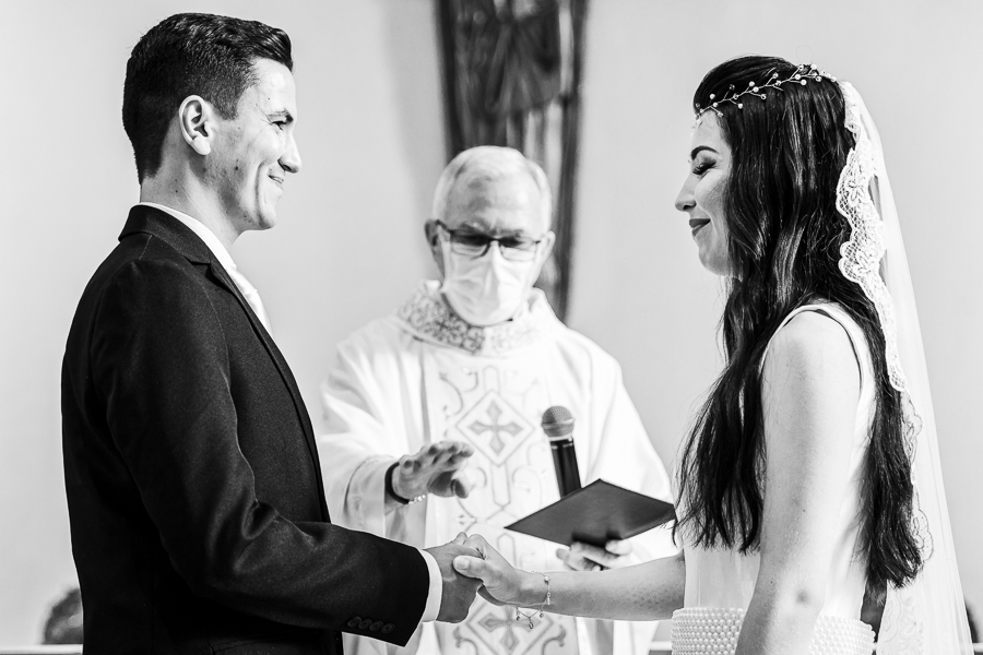 CASAMENTO CATOLICO REALIZADO DURANTE A PANDEMIA DO COVID 19 NA PAROQUIA SANTA JOAQUINA DE VEDRUNA EM MARINGA NO PARANA FOTOGRAFADOS POR LUCAS DREHER E ALINE DREHER