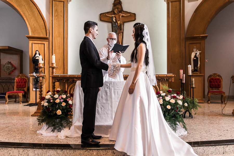 CASAMENTO CATOLICO REALIZADO DURANTE A PANDEMIA DO COVID 19 NA PAROQUIA SANTA JOAQUINA DE VEDRUNA EM MARINGA NO PARANA FOTOGRAFADOS POR LUCAS DREHER E ALINE DREHER