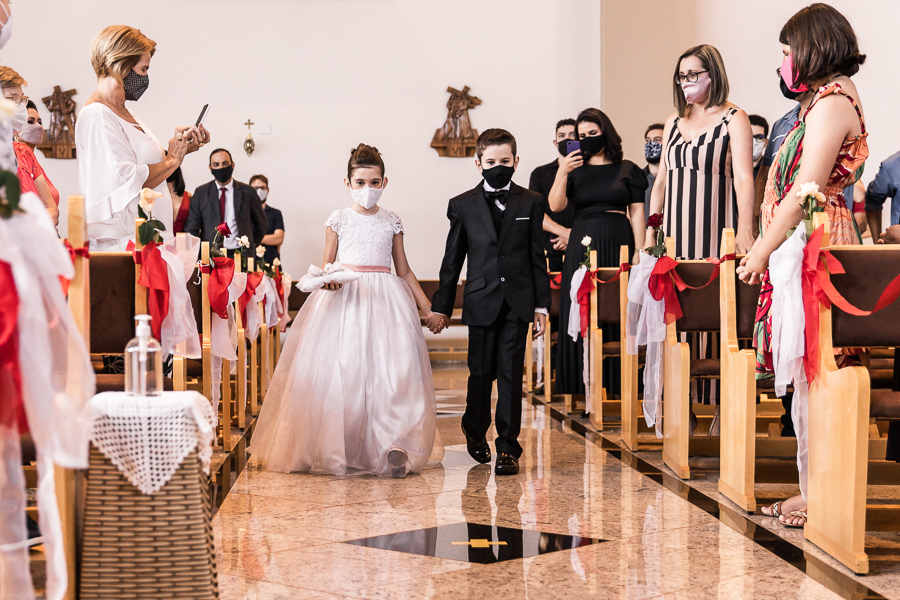 CASAMENTO CATOLICO REALIZADO DURANTE A PANDEMIA DO COVID 19 NA PAROQUIA SANTA JOAQUINA DE VEDRUNA EM MARINGA NO PARANA FOTOGRAFADOS POR LUCAS DREHER E ALINE DREHER