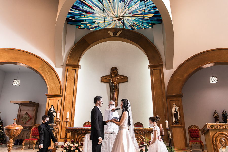 CASAMENTO CATOLICO REALIZADO DURANTE A PANDEMIA DO COVID 19 NA PAROQUIA SANTA JOAQUINA DE VEDRUNA EM MARINGA NO PARANA FOTOGRAFADOS POR LUCAS DREHER E ALINE DREHER