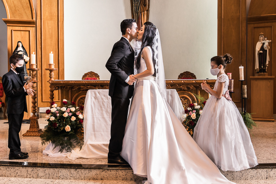 CASAMENTO CATOLICO REALIZADO DURANTE A PANDEMIA DO COVID 19 NA PAROQUIA SANTA JOAQUINA DE VEDRUNA EM MARINGA NO PARANA FOTOGRAFADOS POR LUCAS DREHER E ALINE DREHER