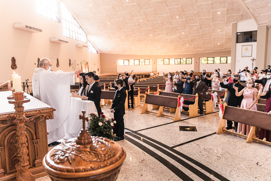 CASAMENTO CATOLICO REALIZADO DURANTE A PANDEMIA DO COVID 19 NA PAROQUIA SANTA JOAQUINA DE VEDRUNA EM MARINGA NO PARANA FOTOGRAFADOS POR LUCAS DREHER E ALINE DREHER