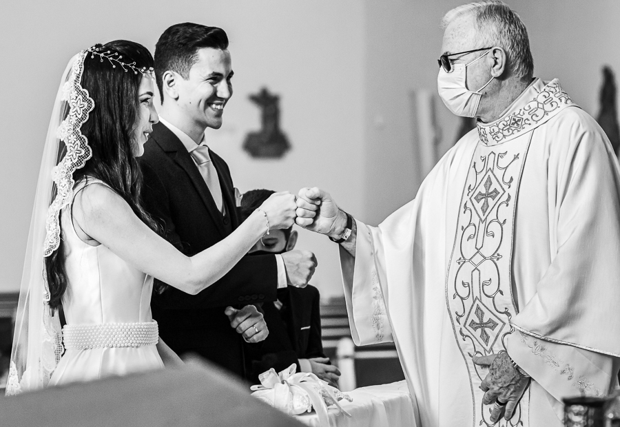 CASAMENTO CATOLICO REALIZADO DURANTE A PANDEMIA DO COVID 19 NA PAROQUIA SANTA JOAQUINA DE VEDRUNA EM MARINGA NO PARANA FOTOGRAFADOS POR LUCAS DREHER E ALINE DREHER