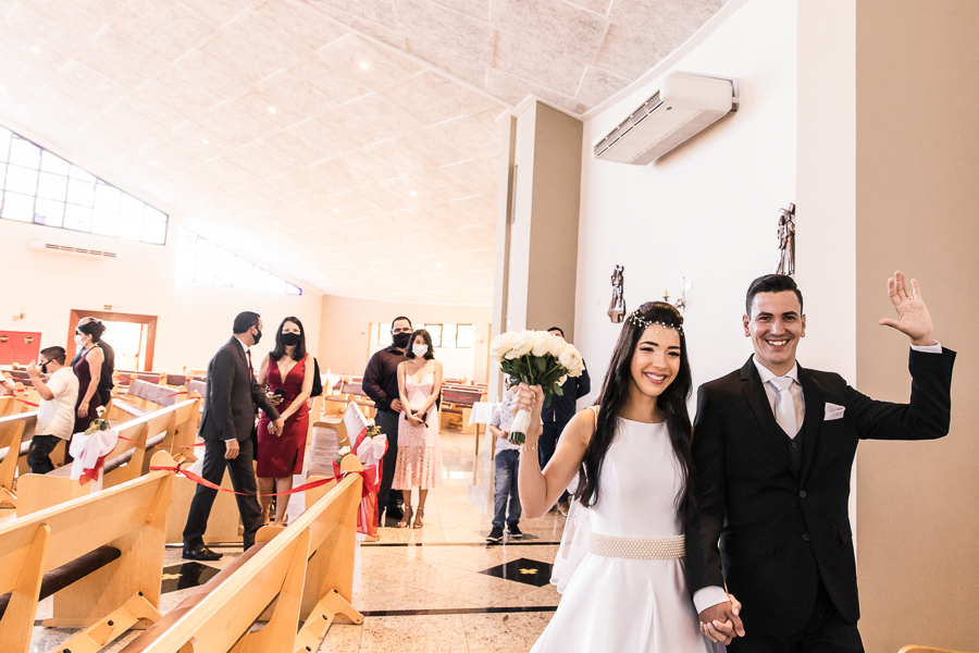CASAMENTO CATOLICO REALIZADO DURANTE A PANDEMIA DO COVID 19 NA PAROQUIA SANTA JOAQUINA DE VEDRUNA EM MARINGA NO PARANA FOTOGRAFADOS POR LUCAS DREHER E ALINE DREHER