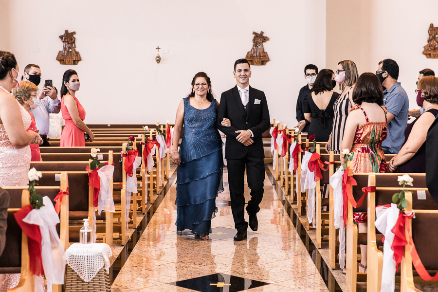 CASAMENTO CATOLICO REALIZADO DURANTE A PANDEMIA DO COVID 19 NA PAROQUIA SANTA JOAQUINA DE VEDRUNA EM MARINGA NO PARANA FOTOGRAFADOS POR LUCAS DREHER E ALINE DREHER
