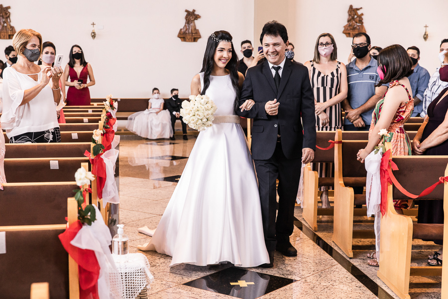 CASAMENTO CATOLICO REALIZADO DURANTE A PANDEMIA DO COVID 19 NA PAROQUIA SANTA JOAQUINA DE VEDRUNA EM MARINGA NO PARANA FOTOGRAFADOS POR LUCAS DREHER E ALINE DREHER