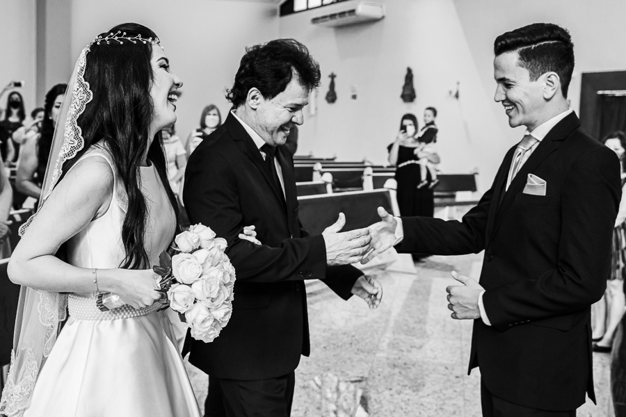 CASAMENTO CATOLICO REALIZADO DURANTE A PANDEMIA DO COVID 19 NA PAROQUIA SANTA JOAQUINA DE VEDRUNA EM MARINGA NO PARANA FOTOGRAFADOS POR LUCAS DREHER E ALINE DREHER