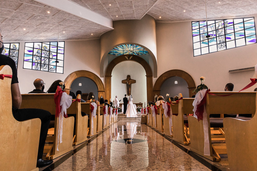 CASAMENTO CATOLICO REALIZADO DURANTE A PANDEMIA DO COVID 19 NA PAROQUIA SANTA JOAQUINA DE VEDRUNA EM MARINGA NO PARANA FOTOGRAFADOS POR LUCAS DREHER E ALINE DREHER