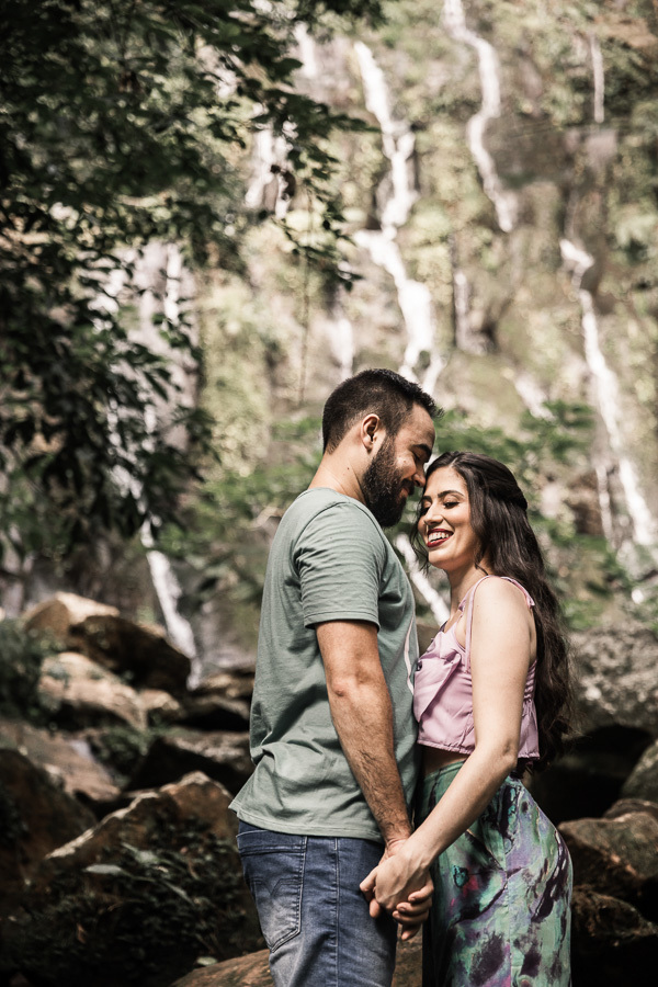 ENSAIO PRE CASAMENTO REALIZADO EM MAUA DA SERRA TAMARANA ORTIGUEIRA PARANA NO RECANTO MEIA SERRA CAMPING E CHALES NA FOTO ELES ESTAO NA CHAMADA CACHOEIRA 42