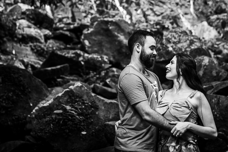 ENSAIO PRE CASAMENTO REALIZADO EM MAUA DA SERRA TAMARANA ORTIGUEIRA PARANA NO RECANTO MEIA SERRA CAMPING E CHALES NA FOTO ELES ESTAO NA CHAMADA CACHOEIRA 42