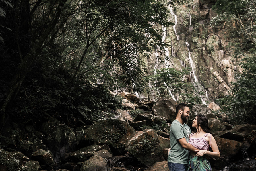 ENSAIO PRE CASAMENTO REALIZADO EM MAUA DA SERRA TAMARANA ORTIGUEIRA PARANA NO RECANTO MEIA SERRA CAMPING E CHALES NA FOTO ELES ESTAO NA CHAMADA CACHOEIRA 42