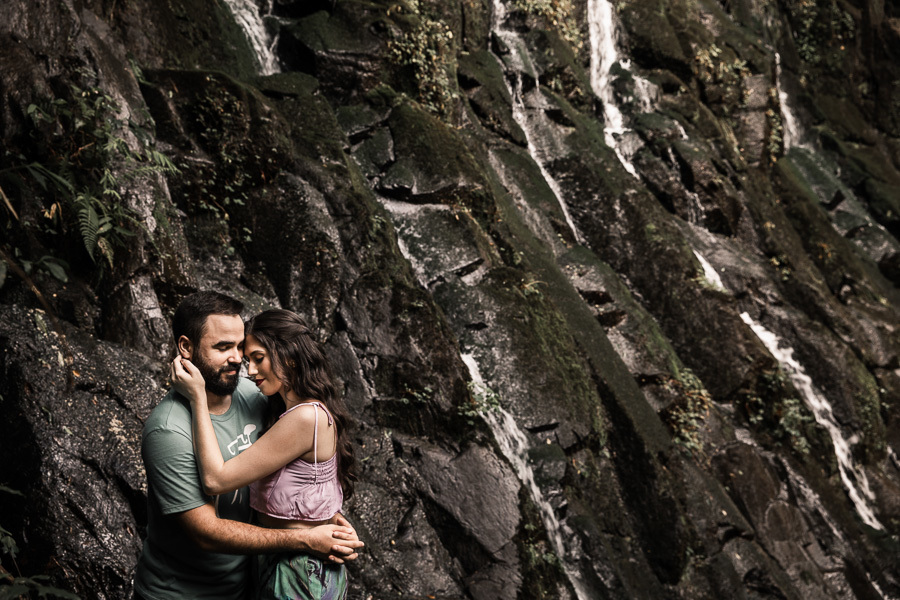 ENSAIO PRE CASAMENTO REALIZADO EM MAUA DA SERRA TAMARANA ORTIGUEIRA PARANA NO RECANTO MEIA SERRA CAMPING E CHALES NA FOTO ELES ESTAO NA CHAMADA CACHOEIRA 42