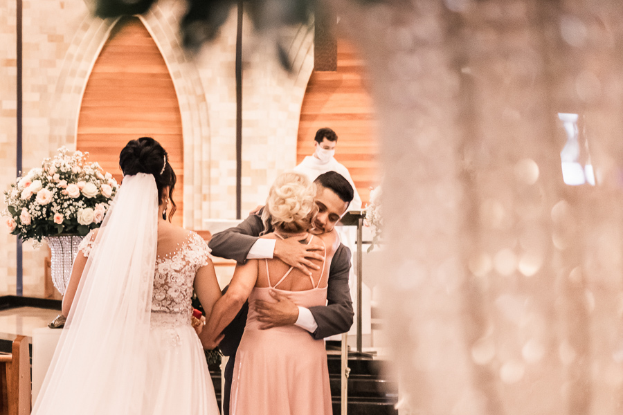 LINDO CASAMENTO CATOLICO REALIZADO NA PAROQUIA SÃO MIGUEL ARCANJO EM MARINGA PARANA E PRESIDIDA PELO PADRE RAFAEL MUITA EMOCAO ALEGRIA CHORO E RISADAS