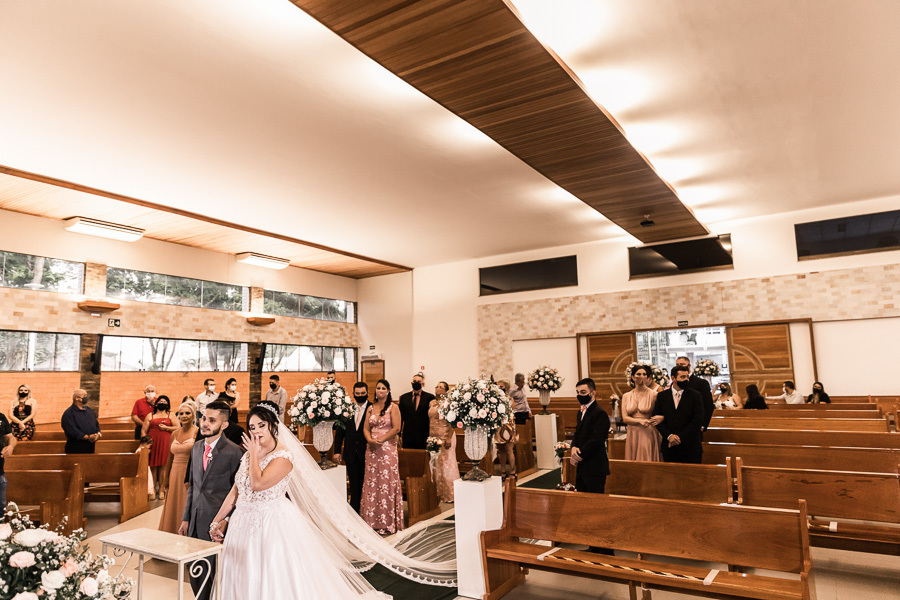 LINDO CASAMENTO CATOLICO REALIZADO NA PAROQUIA SÃO MIGUEL ARCANJO EM MARINGA PARANA E PRESIDIDA PELO PADRE RAFAEL MUITA EMOCAO ALEGRIA CHORO E RISADAS