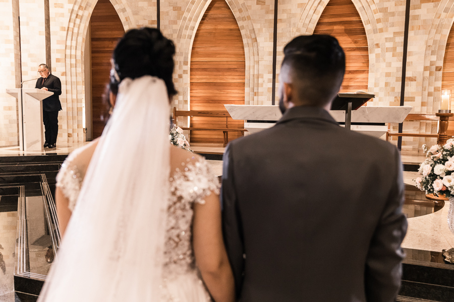 LINDO CASAMENTO CATOLICO REALIZADO NA PAROQUIA SÃO MIGUEL ARCANJO EM MARINGA PARANA E PRESIDIDA PELO PADRE RAFAEL MUITA EMOCAO ALEGRIA CHORO E RISADAS