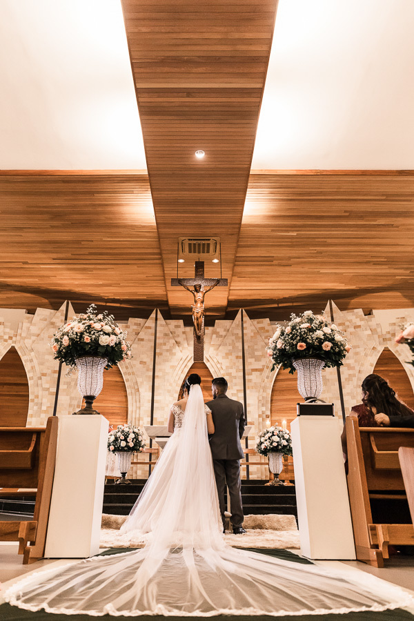 LINDO CASAMENTO CATOLICO REALIZADO NA PAROQUIA SÃO MIGUEL ARCANJO EM MARINGA PARANA E PRESIDIDA PELO PADRE RAFAEL MUITA EMOCAO ALEGRIA CHORO E RISADAS