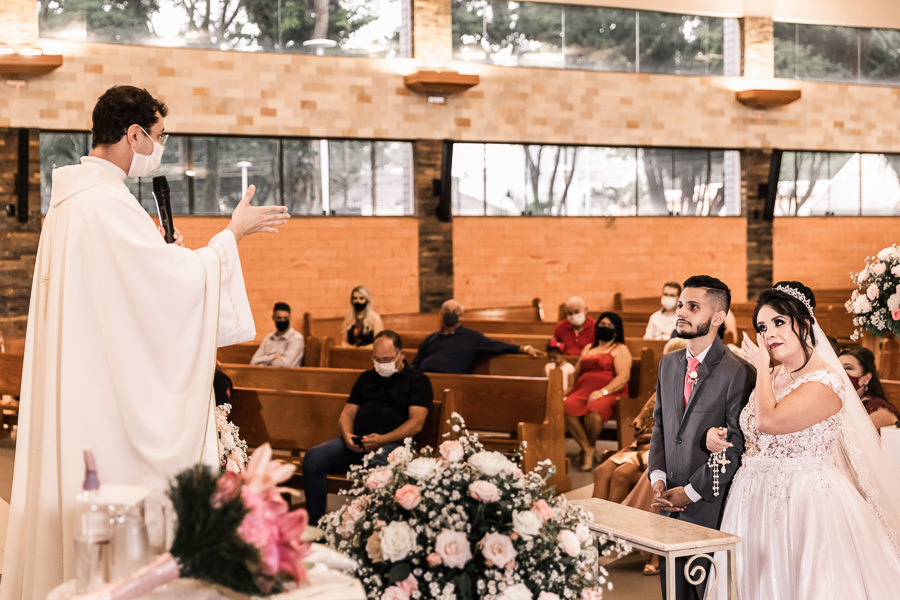 LINDO CASAMENTO CATOLICO REALIZADO NA PAROQUIA SÃO MIGUEL ARCANJO EM MARINGA PARANA E PRESIDIDA PELO PADRE RAFAEL MUITA EMOCAO ALEGRIA CHORO E RISADAS