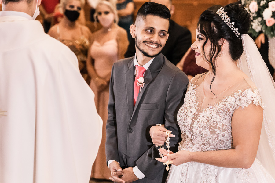 LINDO CASAMENTO CATOLICO REALIZADO NA PAROQUIA SÃO MIGUEL ARCANJO EM MARINGA PARANA E PRESIDIDA PELO PADRE RAFAEL MUITA EMOCAO ALEGRIA CHORO E RISADAS