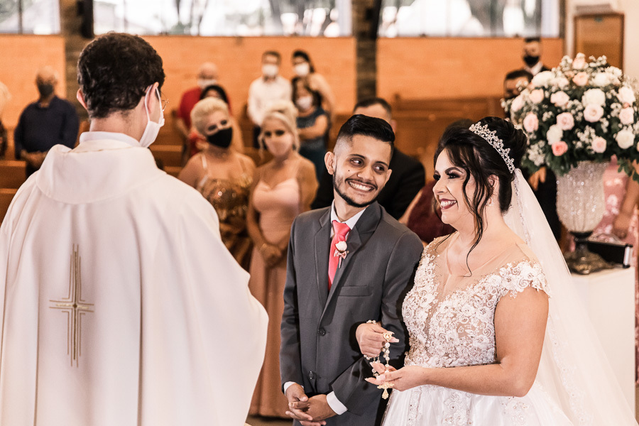 LINDO CASAMENTO CATOLICO REALIZADO NA PAROQUIA SÃO MIGUEL ARCANJO EM MARINGA PARANA E PRESIDIDA PELO PADRE RAFAEL MUITA EMOCAO ALEGRIA CHORO E RISADAS
