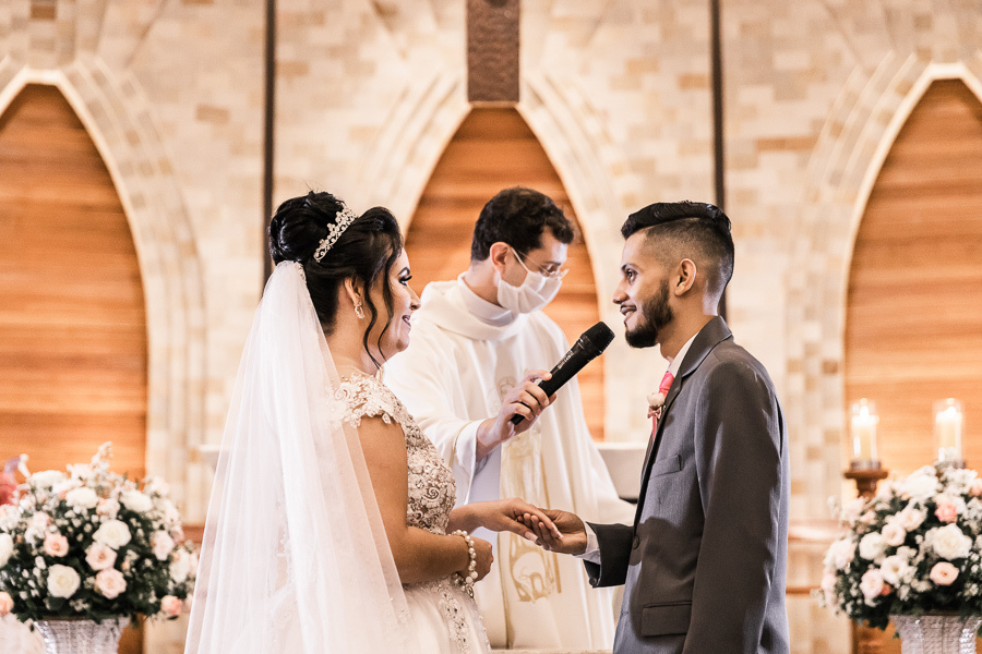LINDO CASAMENTO CATOLICO REALIZADO NA PAROQUIA SÃO MIGUEL ARCANJO EM MARINGA PARANA E PRESIDIDA PELO PADRE RAFAEL MUITA EMOCAO ALEGRIA CHORO E RISADAS