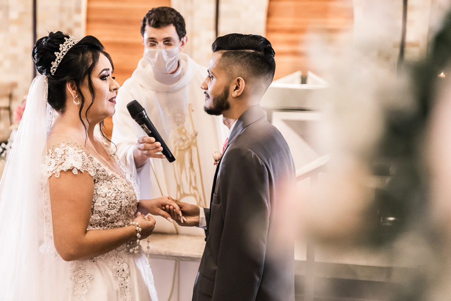 LINDO CASAMENTO CATOLICO REALIZADO NA PAROQUIA SÃO MIGUEL ARCANJO EM MARINGA PARANA E PRESIDIDA PELO PADRE RAFAEL MUITA EMOCAO ALEGRIA CHORO E RISADAS