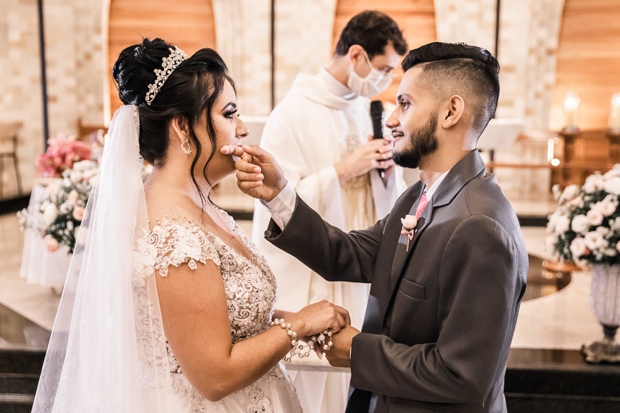LINDO CASAMENTO CATOLICO REALIZADO NA PAROQUIA SÃO MIGUEL ARCANJO EM MARINGA PARANA E PRESIDIDA PELO PADRE RAFAEL MUITA EMOCAO ALEGRIA CHORO E RISADAS