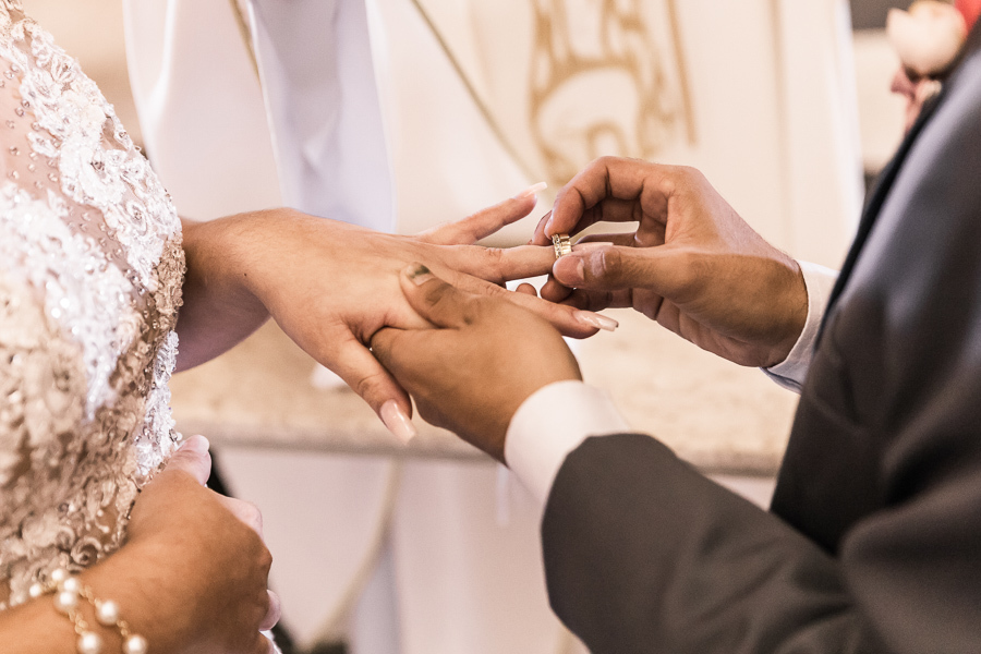 LINDO CASAMENTO CATOLICO REALIZADO NA PAROQUIA SÃO MIGUEL ARCANJO EM MARINGA PARANA E PRESIDIDA PELO PADRE RAFAEL MUITA EMOCAO ALEGRIA CHORO E RISADAS