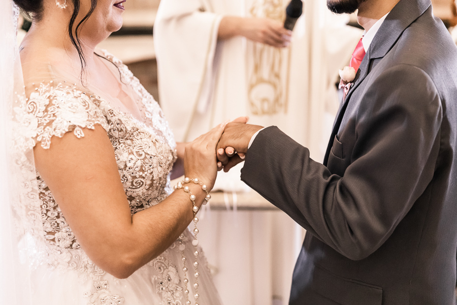 LINDO CASAMENTO CATOLICO REALIZADO NA PAROQUIA SÃO MIGUEL ARCANJO EM MARINGA PARANA E PRESIDIDA PELO PADRE RAFAEL MUITA EMOCAO ALEGRIA CHORO E RISADAS