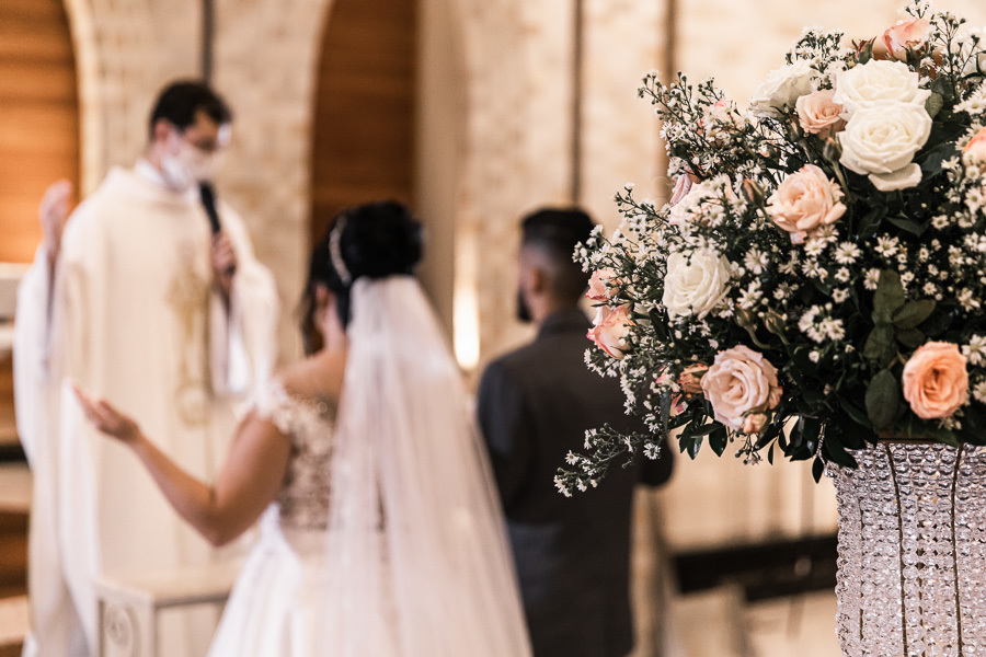 LINDO CASAMENTO CATOLICO REALIZADO NA PAROQUIA SÃO MIGUEL ARCANJO EM MARINGA PARANA E PRESIDIDA PELO PADRE RAFAEL MUITA EMOCAO ALEGRIA CHORO E RISADAS