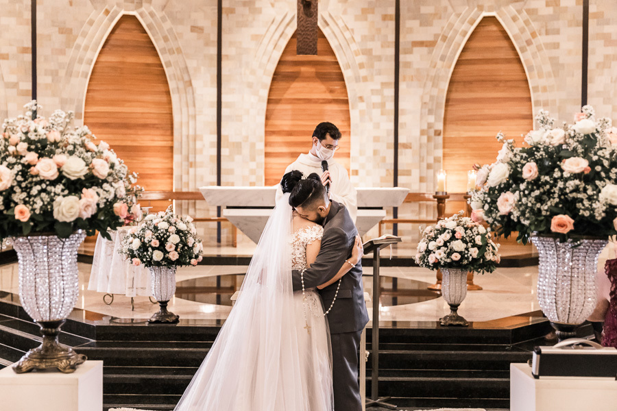 LINDO CASAMENTO CATOLICO REALIZADO NA PAROQUIA SÃO MIGUEL ARCANJO EM MARINGA PARANA E PRESIDIDA PELO PADRE RAFAEL MUITA EMOCAO ALEGRIA CHORO E RISADAS