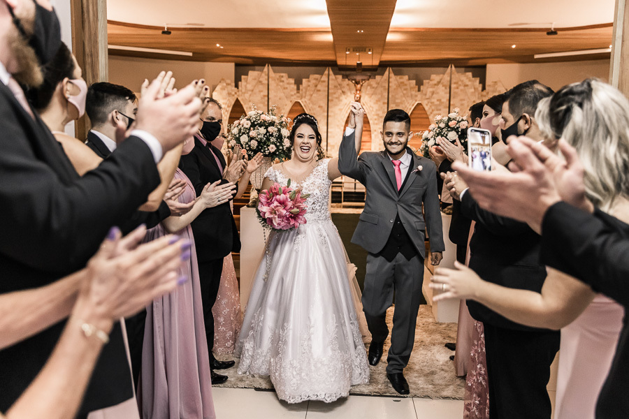 LINDO CASAMENTO CATOLICO REALIZADO NA PAROQUIA SÃO MIGUEL ARCANJO EM MARINGA PARANA E PRESIDIDA PELO PADRE RAFAEL MUITA EMOCAO ALEGRIA CHORO E RISADAS