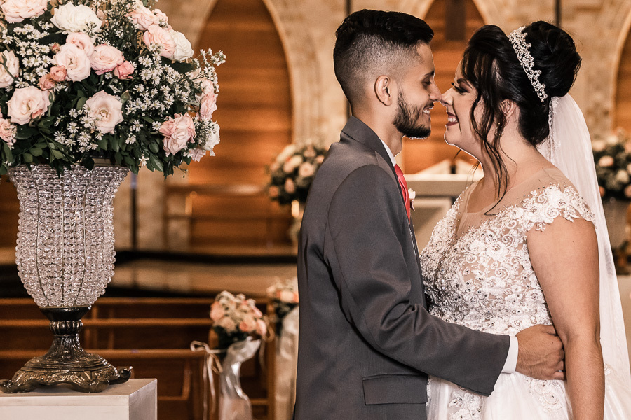 LINDO CASAMENTO CATOLICO REALIZADO NA PAROQUIA SÃO MIGUEL ARCANJO EM MARINGA PARANA E PRESIDIDA PELO PADRE RAFAEL MUITA EMOCAO ALEGRIA CHORO E RISADAS