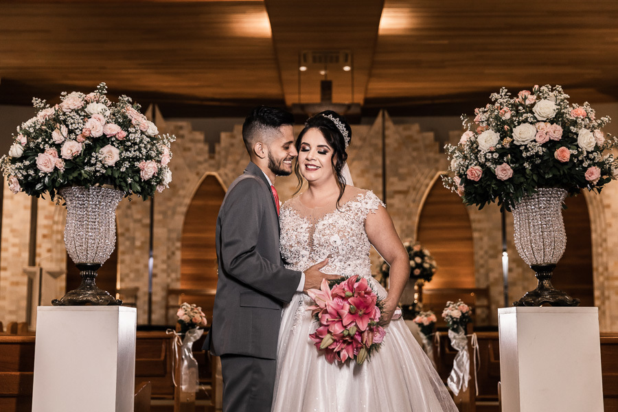 LINDO CASAMENTO CATOLICO REALIZADO NA PAROQUIA SÃO MIGUEL ARCANJO EM MARINGA PARANA E PRESIDIDA PELO PADRE RAFAEL MUITA EMOCAO ALEGRIA CHORO E RISADAS